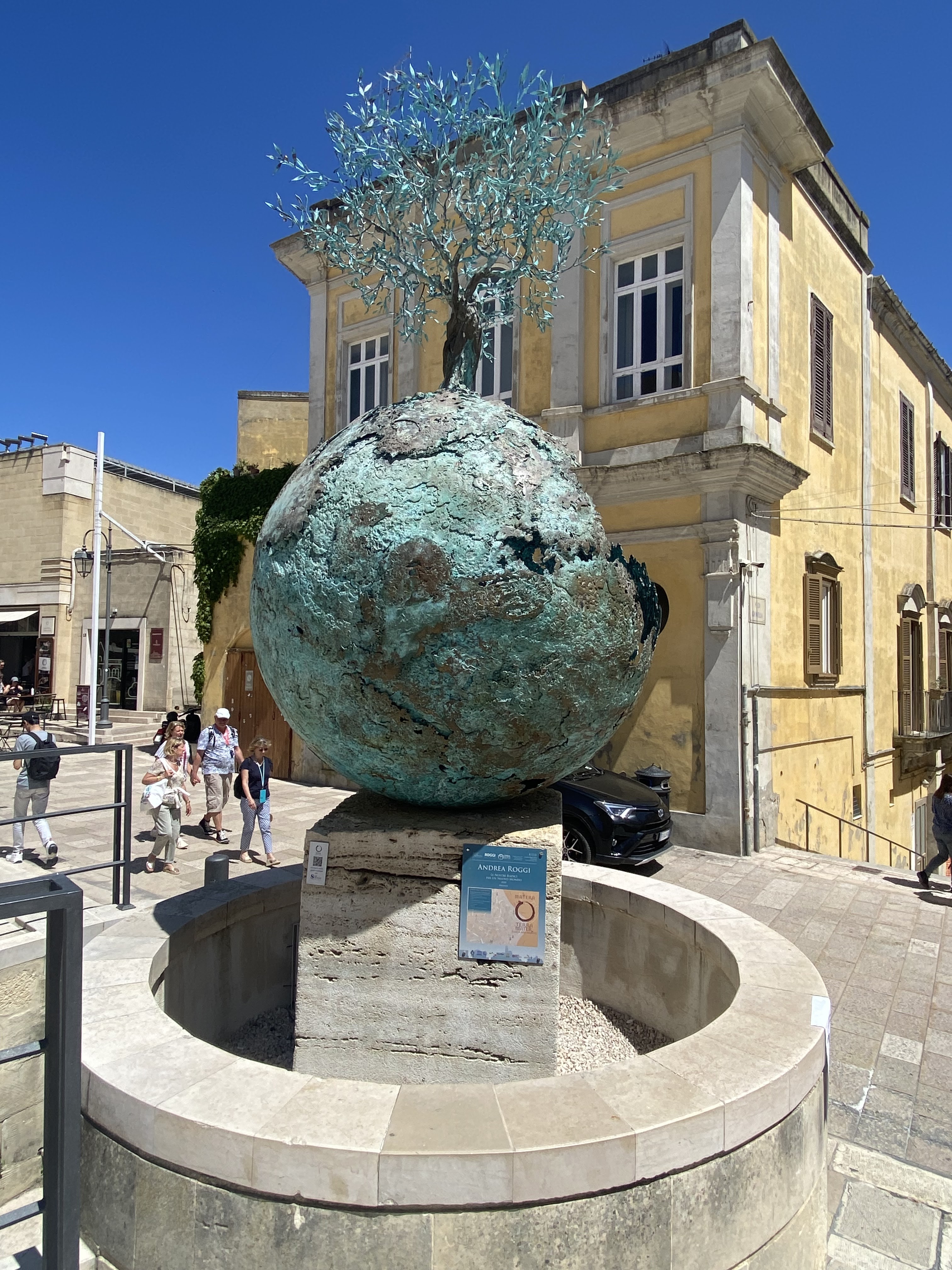 Archi e colonne scolpiti nella roccia di Matera